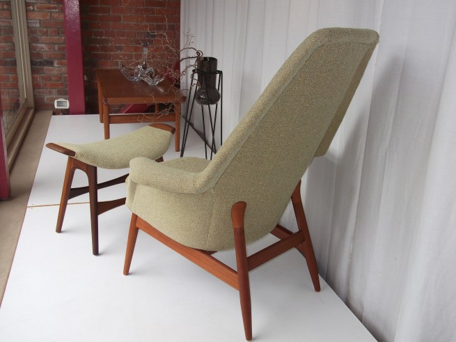 Outstanding Mid-century modern "Manta Ray" lounge chair - SUPER RARE FIND - newly upholstered - comes with ottoman - love how the top just seems to float on the teak base - - $1350