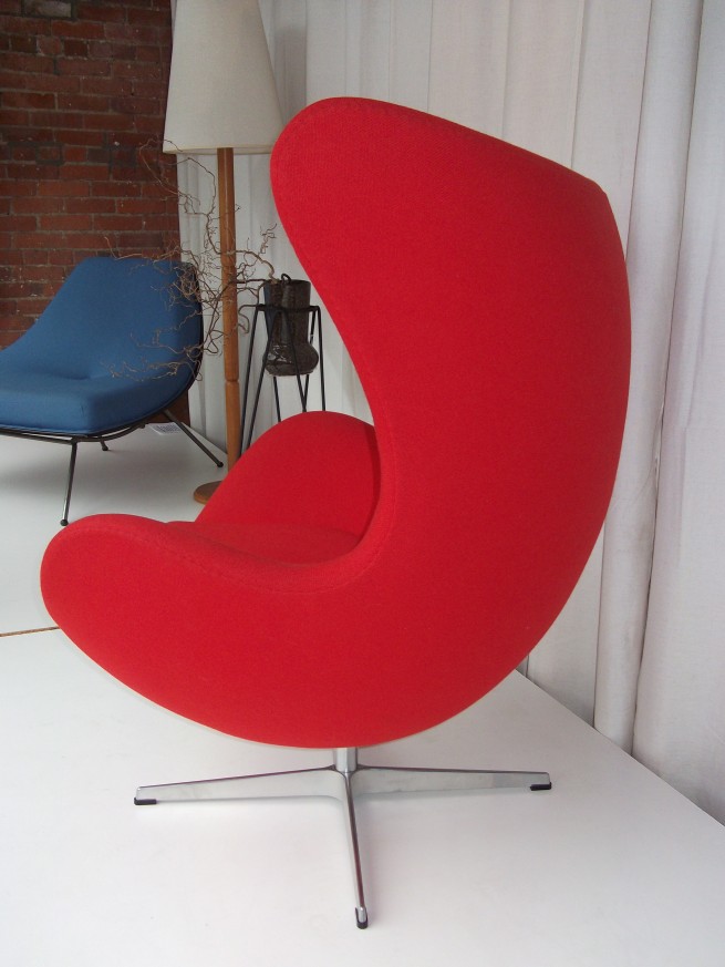 Outstanding mid-century design,the egg chair designed by Arne Jacobsen for Fritz Hansen,this authentic beauty has a swivel and tilt,excellent condition (SOLD)