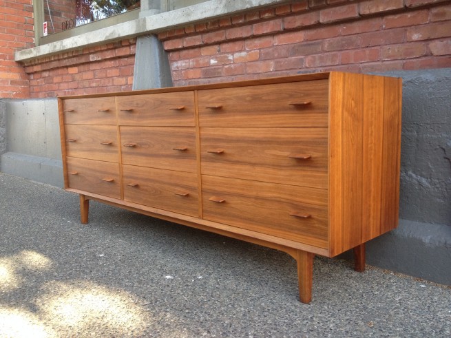 High quality midcentury 9 drawer dresser,beautiful grain pattern (SOLD)