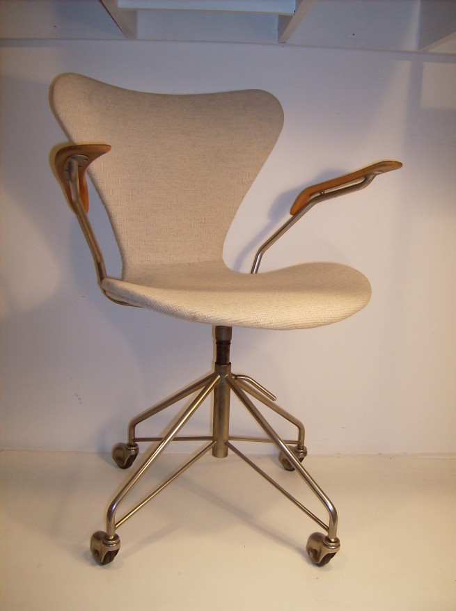 An Iconic original early vintage Danish office chair by the great Arne Jacobsen for Fritz Hansen - Denmark  there is a repair weld on the underside of the chair -a steal for ONLY $650