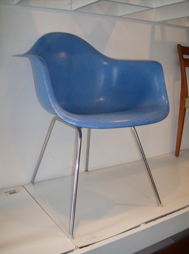 Spectacular vintage original Eames fiberglass chair for Herman Miller in a RARE blue (special ord)er colour) - (HOLD