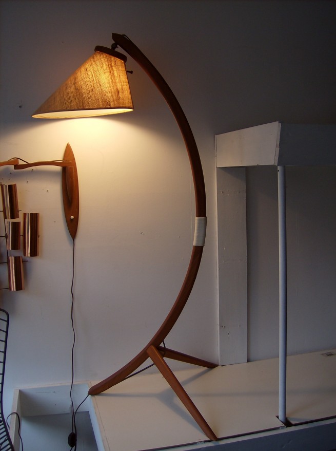 Striking Danish teak 3 legged floor lamp - spectacular design - high quality brass fittings - the wood is in very good condition - the original shade has some fading to the weave - a definite 8.5 out of 10 - (SOLD)