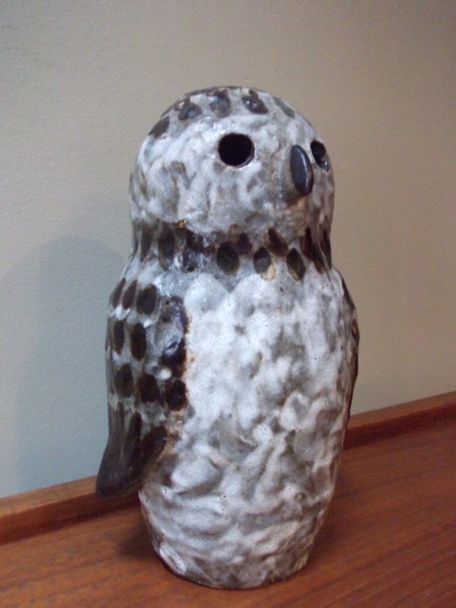 Thomas KakinumaIncredible Mid-century modern ceramic owl by renowned BC Artist Thomas Kakinuma - measures 8" tall x 5"wide -(SOLD)